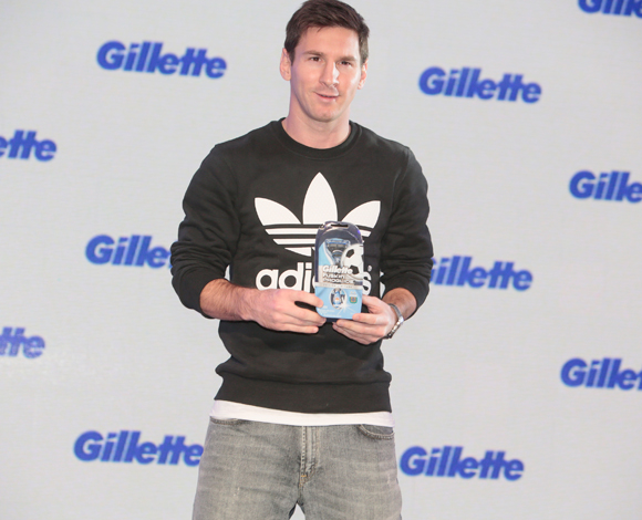 بالفيديو والصور: "ميسي" السفير العالمي الجديد لـ "Gillette"